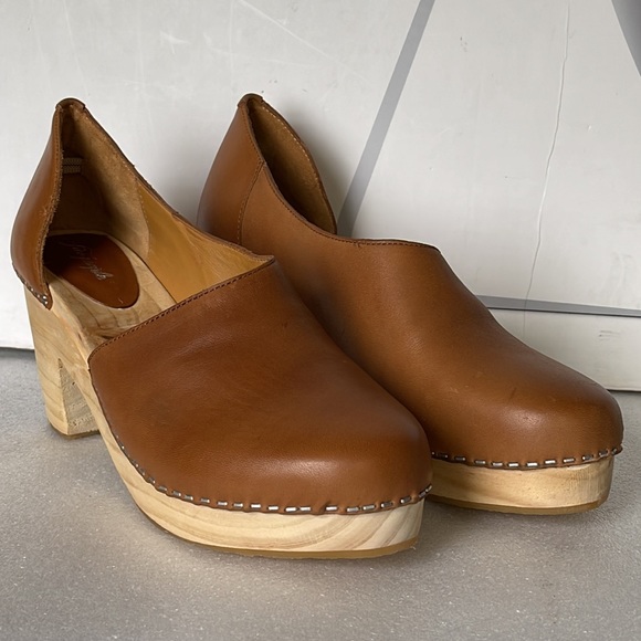 Free People Monroe Luggage Brown Cut Out Side Wood Heels Women’s Clogs Size: 38 - Picture 3 of 15
